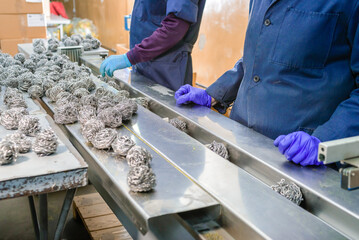 production of a metal sponge for washing dishes