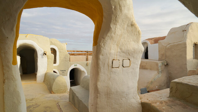 Ksar Hadada storico villaggio di ghorfa set di Star Wars film,  governatorato di Tataouine, Tunisia, resti del tipico villaggio fortificato Berbero composto da granai e abitazioni 