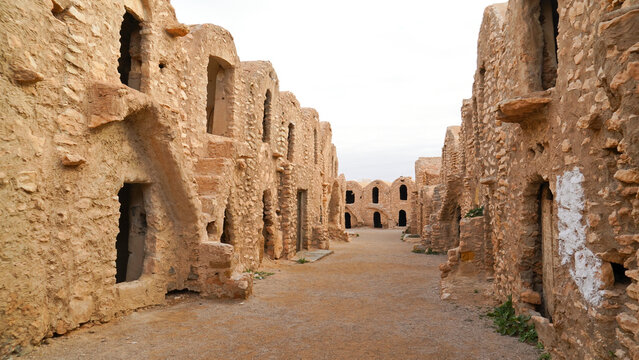 Ksar Hadada storico villaggio di ghorfa set di Star Wars film,  governatorato di Tataouine, Tunisia, resti del tipico villaggio fortificato Berbero composto da granai e abitazioni 