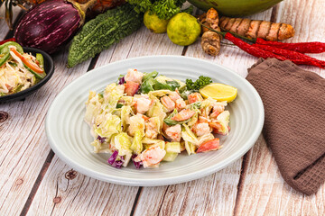 Salad with prawn and vegetables