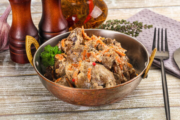 Chicken liver with cream and carrot