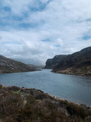 Fototapeta premium Blick auf langestreckten See in Schottland, UK