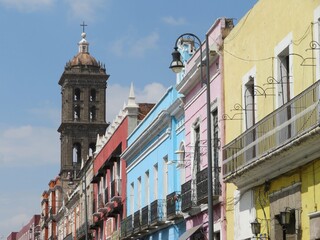 Fototapeta premium colorful colonial architecture of Puebla, Mexico