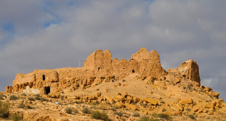 Fototapeta premium Ksar Al-Kharashifa,governatorato di Tataouine, Tunisia, resti del villaggio fortificato Berbero composto da granai e abitazioni costruiti all'interno di un muro di cinta difensivo.Tatoaine, Tunisia
