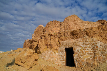 Ksar Al-Kharashifa,governatorato di Tataouine, Tunisia, resti del villaggio fortificato Berbero composto da granai e abitazioni costruiti all'interno di un muro di cinta difensivo.Tatoaine, Tunisia