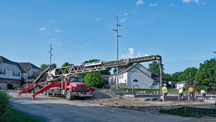Stone Slinger Conveyor Truck Pouring Cement for Workers 