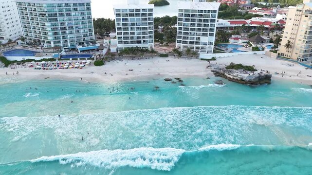 Edificos  y playa en Canc&uacute;n zona hotelera