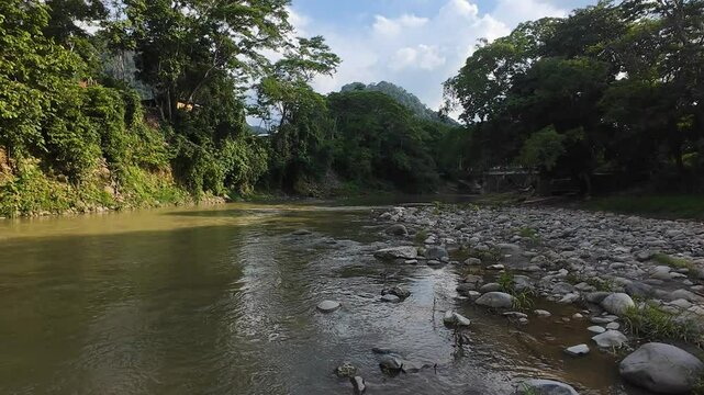 Sobrevuelo de un rio con un Drone FPV en Teapa, Tabasco
