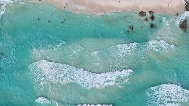 Vuelo cenital sobre playa en canc&uacute;n