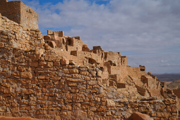 Ksar Chenini,governatorato di Tataouine, Tunisia, resti del tipico villaggio fortificato Berbero composto da granai e abitazioni costruiti all'interno di un muro di cinta difensivo.Tatoaine, Tunisia