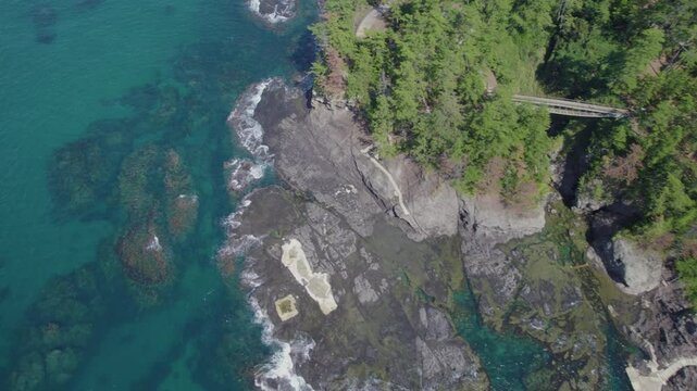 ドローン撮影｜断崖絶壁の奇岩の観光名所能登金剛の巌門（がんもん）