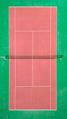 Vue a&eacute;rienne d'un terrain de tennis vide rouge et vert