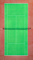 Vue aérienne d'un terrain de tennis vide vert et rouge