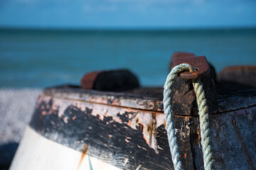 Hölzernes Fischerboot, Detail mit Seil am Strand von Yport, Alabasterküste, Normandie