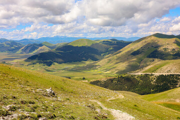 Paesaggio del Parco Nazionale dei Monti Sibillini, tra Marche e Umbria, in una soleggiata giornata...