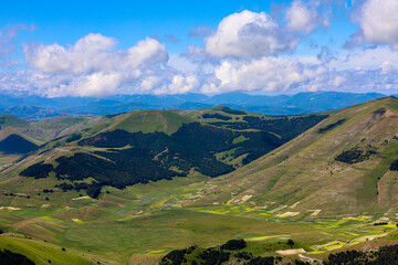 Obraz premium Paesaggio del Parco Nazionale dei Monti Sibillini, tra Marche e Umbria, in una soleggiata giornata di inzio estate, Italia