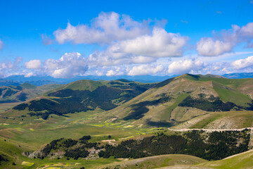 Paesaggio del Parco Nazionale dei Monti Sibillini, tra Marche e Umbria, in una soleggiata giornata di inzio estate, Italia