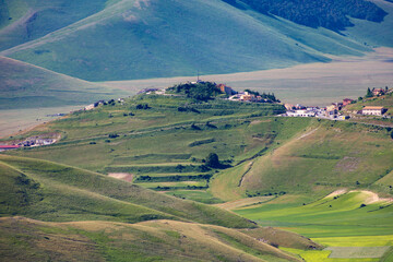 Paesaggio del Parco Nazionale dei Monti Sibillini, tra Marche e Umbria, in una soleggiata giornata...