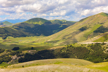 Paesaggi del Parco Nazionale dei Monti Sibillini tra Marche e Umbria in una soleggiata giornata estiva, Italia