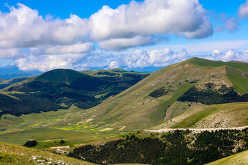 Paesaggi del Parco Nazionale dei Monti Sibillini tra Marche e Umbria in una soleggiata giornata estiva, Italia