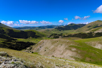 Paesaggi del Parco Nazionale dei Monti Sibillini tra Marche e Umbria in una soleggiata giornata estiva, Italia