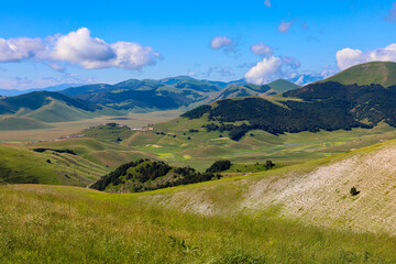Paesaggi del Parco Nazionale dei Monti Sibillini tra Marche e Umbria in una soleggiata giornata estiva, Italia