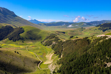 Paesaggi del Parco Nazionale dei Monti Sibillini tra Marche e Umbria in una soleggiata giornata estiva, Italia