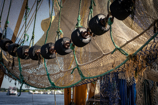 Fischerboot mit Fischernetz im Hafen