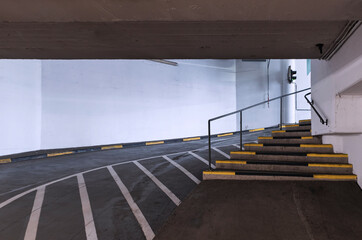In der Altstadt Einfahrt in Tiefgarage 
