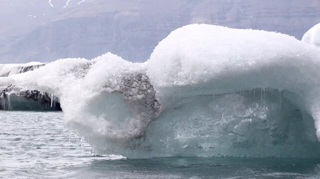Eissee mit Eisbergen, Gletscherlagune, J&ouml;kuls&aacute;rl&oacute;n in Island, Frost