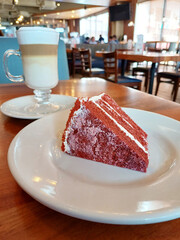 Pastel de fresas y crema, acompañado de un capuchino.