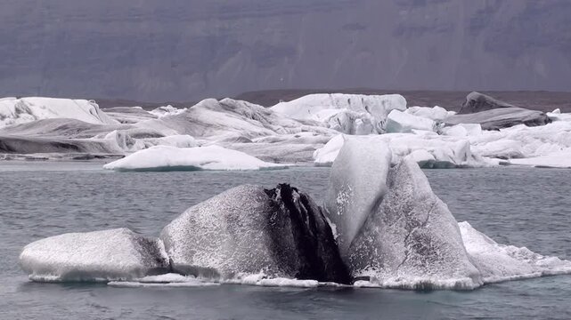 Eissee mit Eisbergen, Gletscherlagune, J&ouml;kuls&aacute;rl&oacute;n in Island, Frost