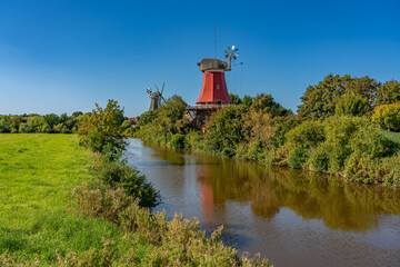 Die Greetsieler Zwillingsmühlen am Kanal