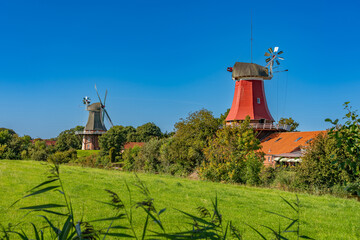 Blick auf die Zwillingsmühlen von Greetsiel