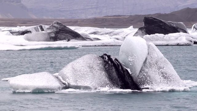 Eissee mit Eisbergen, Gletscherlagune, J&ouml;kuls&aacute;rl&oacute;n in Island, Frost