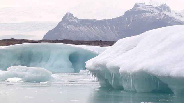 Eissee mit Eisbergen, Gletscherlagune, J&ouml;kuls&aacute;rl&oacute;n in Island, Frost