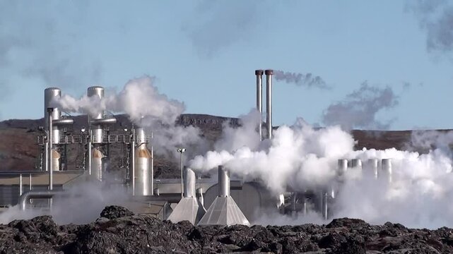 Dampfendes Geothermalkraftwerk Svartsengi in Island, Erdw&auml;rme, vulkanische Aktivit&auml;t