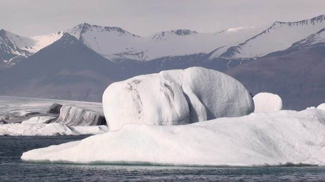 Gletscherlagune, Eissee mit Eisbergen, J&ouml;kuls&aacute;rl&oacute;n in Island