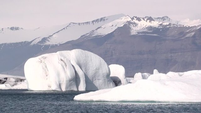 Gletscherlagune, Eissee mit Eisbergen, J&ouml;kuls&aacute;rl&oacute;n in Island