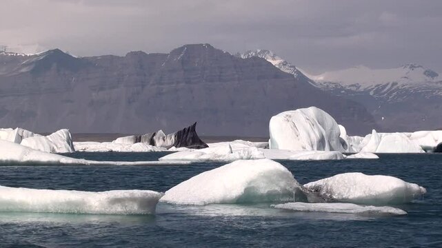 Gletscherlagune, Eissee mit Eisbergen, J&ouml;kuls&aacute;rl&oacute;n in Island
