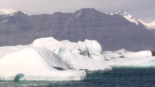 Gletscherlagune, Eissee mit Eisbergen, J&ouml;kuls&aacute;rl&oacute;n in Island