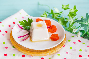 ごま油とピンクソルトをかけたやっこ