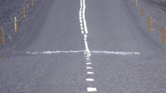 Hitzeflimmern auf Strasse, Strassenmarkierung, Reisen in Island