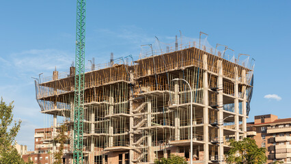 Fototapeta premium Edificios de viviendas en construcción con grandes grúas