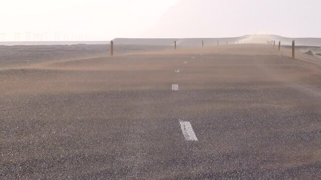 Auto f&auml;hrt auf Strasse mit Vulkanstaub, Vulkanische Aktivit&auml;t, Island, Sandsturm