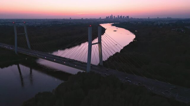 Warszawa most siekierkowski w świetle zachodzącego słońca