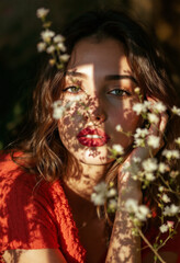 Retrato de mujer joven con flores blancas y luz cálida