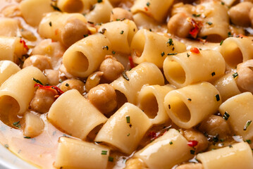 Pasta con ceci, ricetta tradizionale della cucina contadina italiana, cibo europeo 