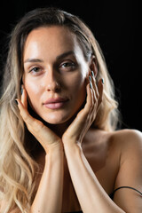 Obraz premium Radiant Elegance: A Stunning Blonde in a Black Dress Exuding Confidence and Beauty.