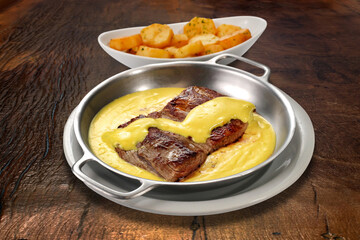 Mignon with Mustard Sauce and sautéed potatoes on the plate